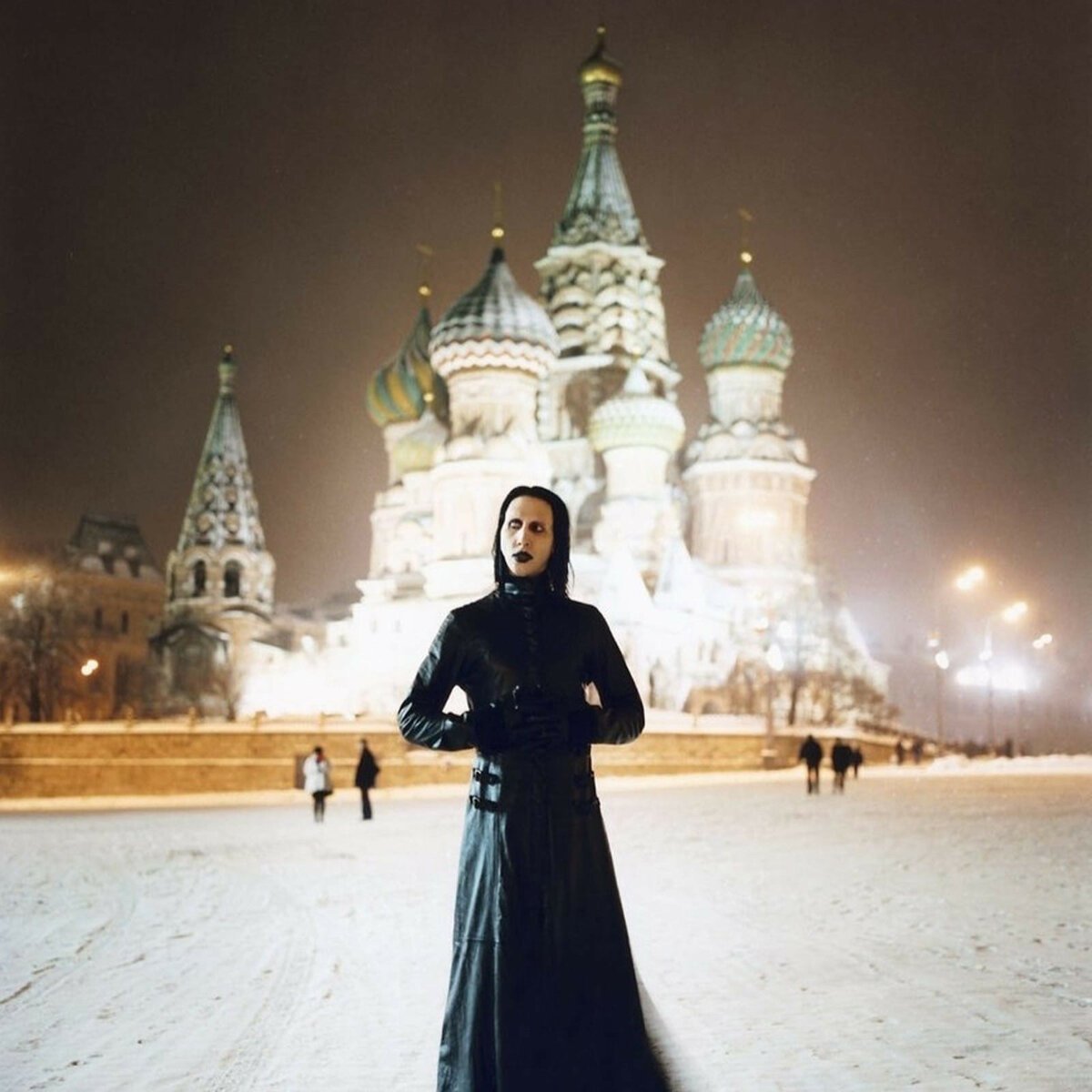 Фотосессия девушка у храма Василия Блаженного зима