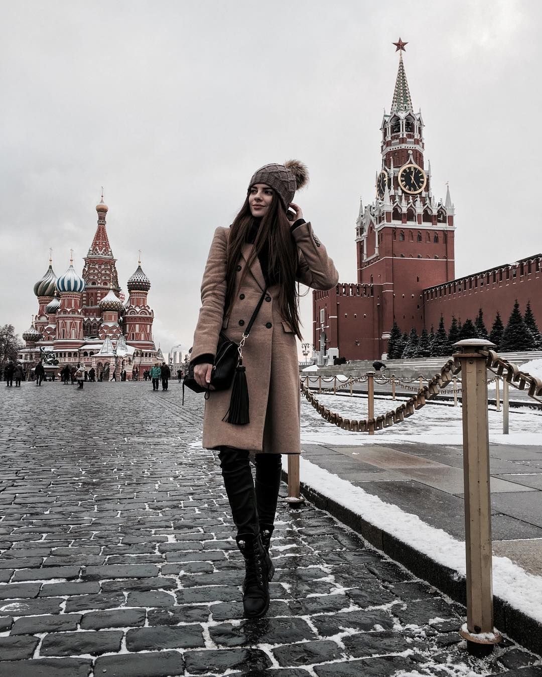 Красивая девушка на красной площади