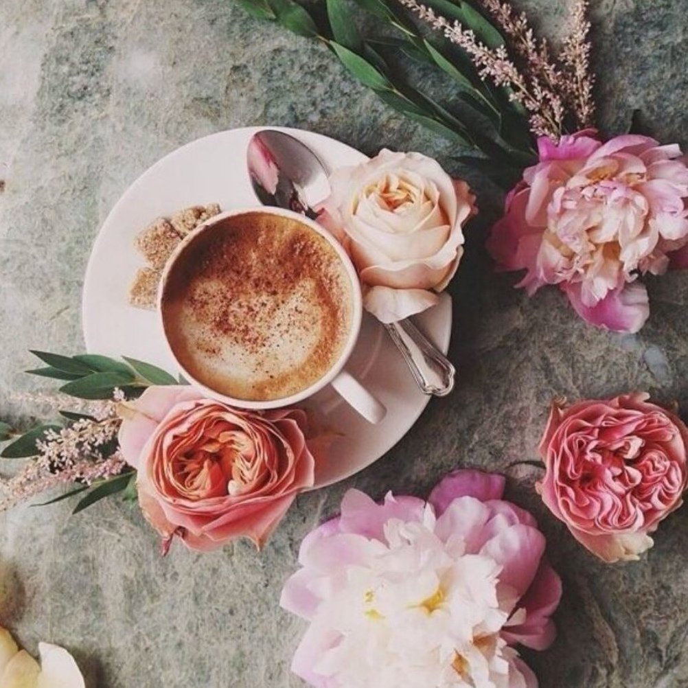 Пионы и чашка кофе