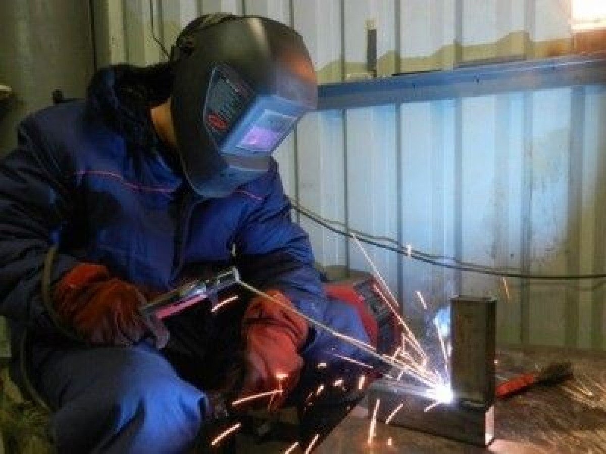 Раскраска сварщика для детей