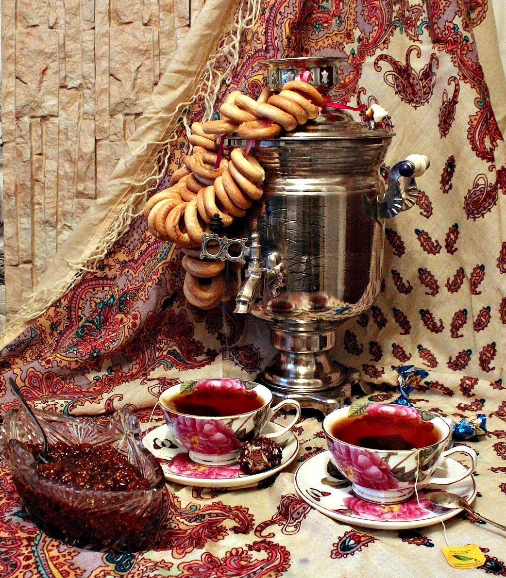 Чай из самовара с блинами