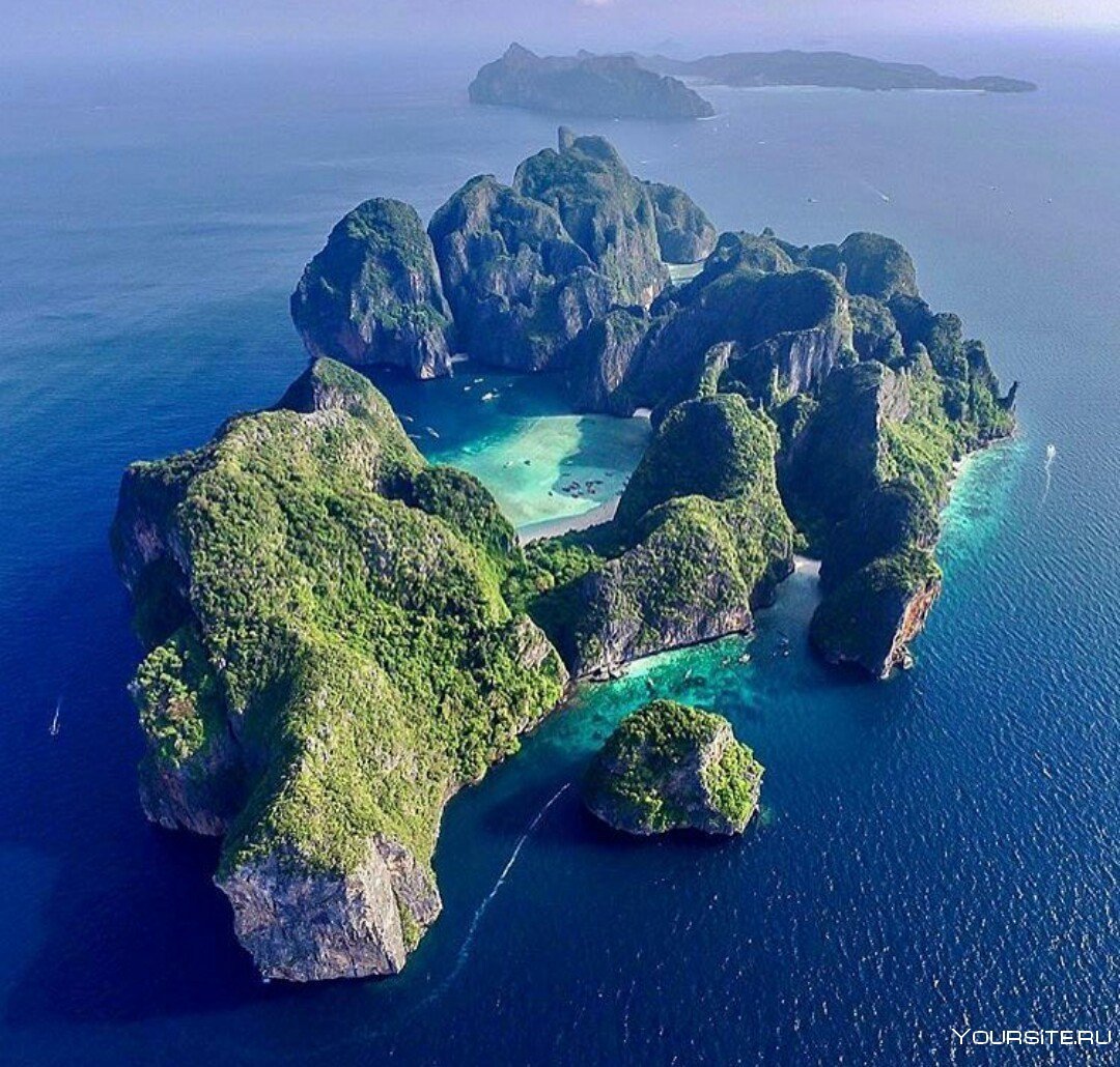 Красивый остров сказочный