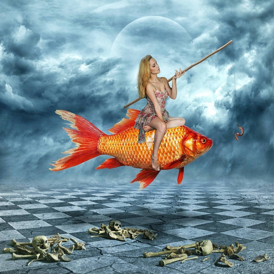 Красивая девушка с рыбой