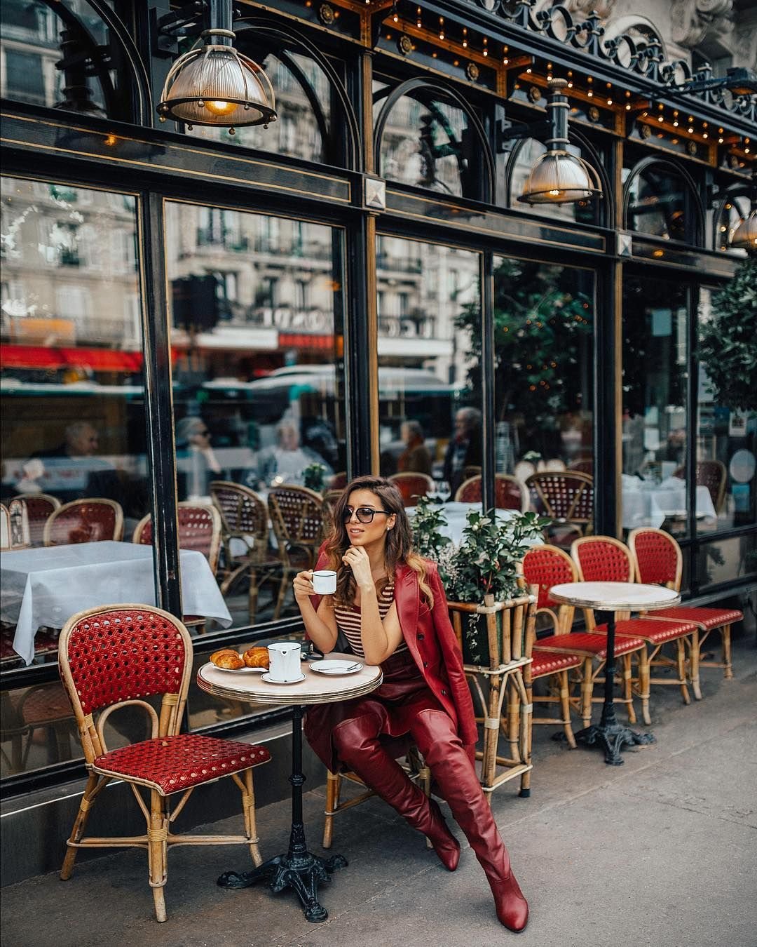 Парень в кафе