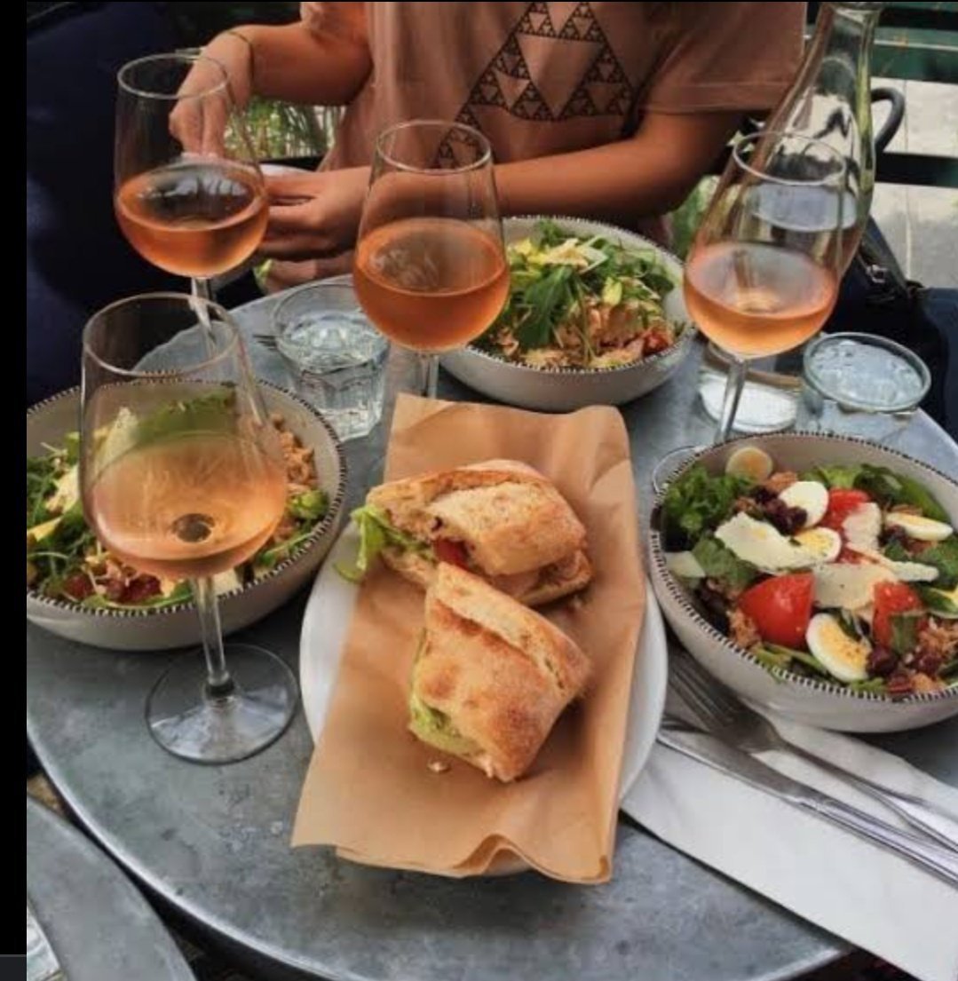 Завтрак в парижском кафе