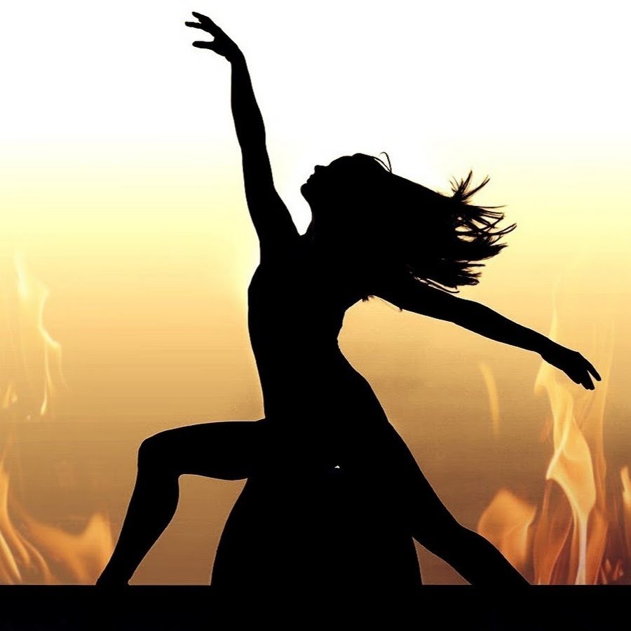 Танцующая женщина