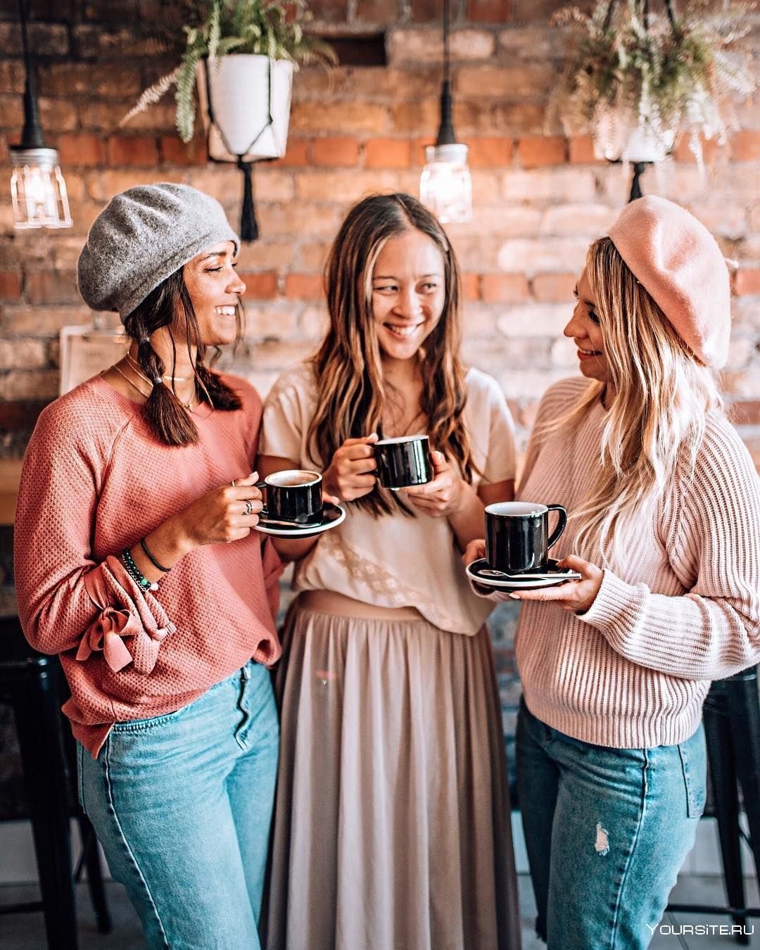 Подруги в кафе