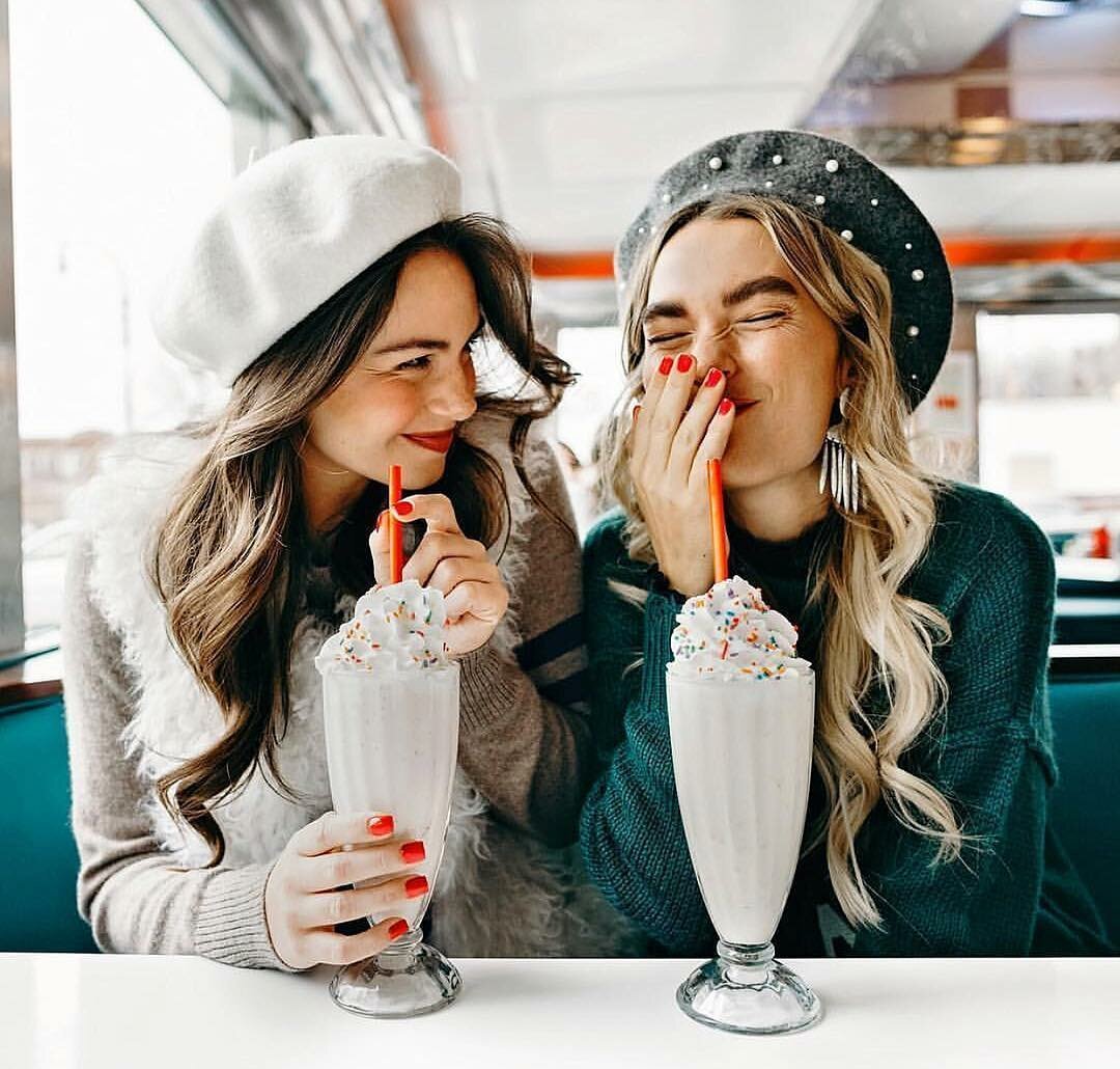 Фотосессия с подругой в кофейне