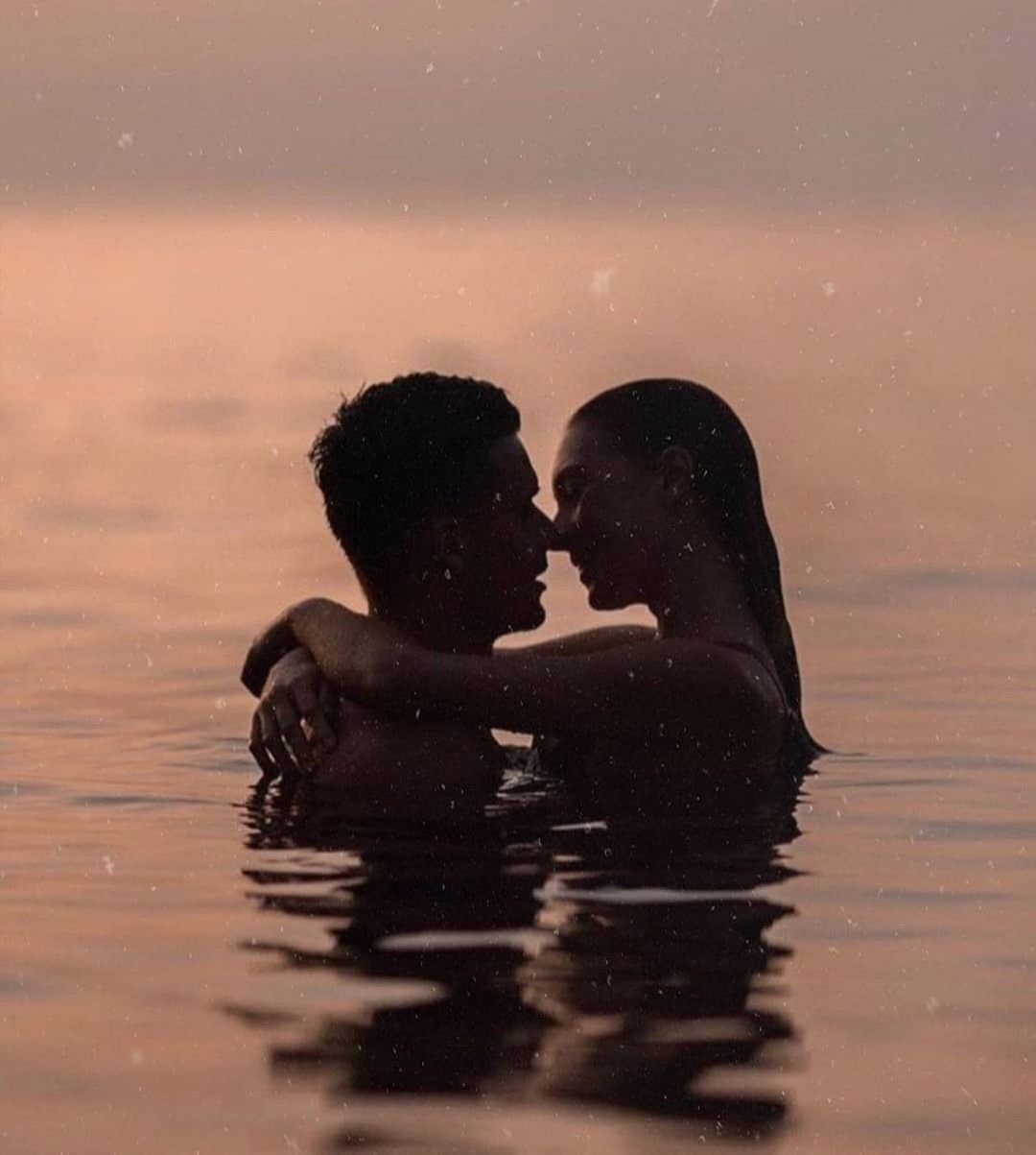 Счастливая пара на море