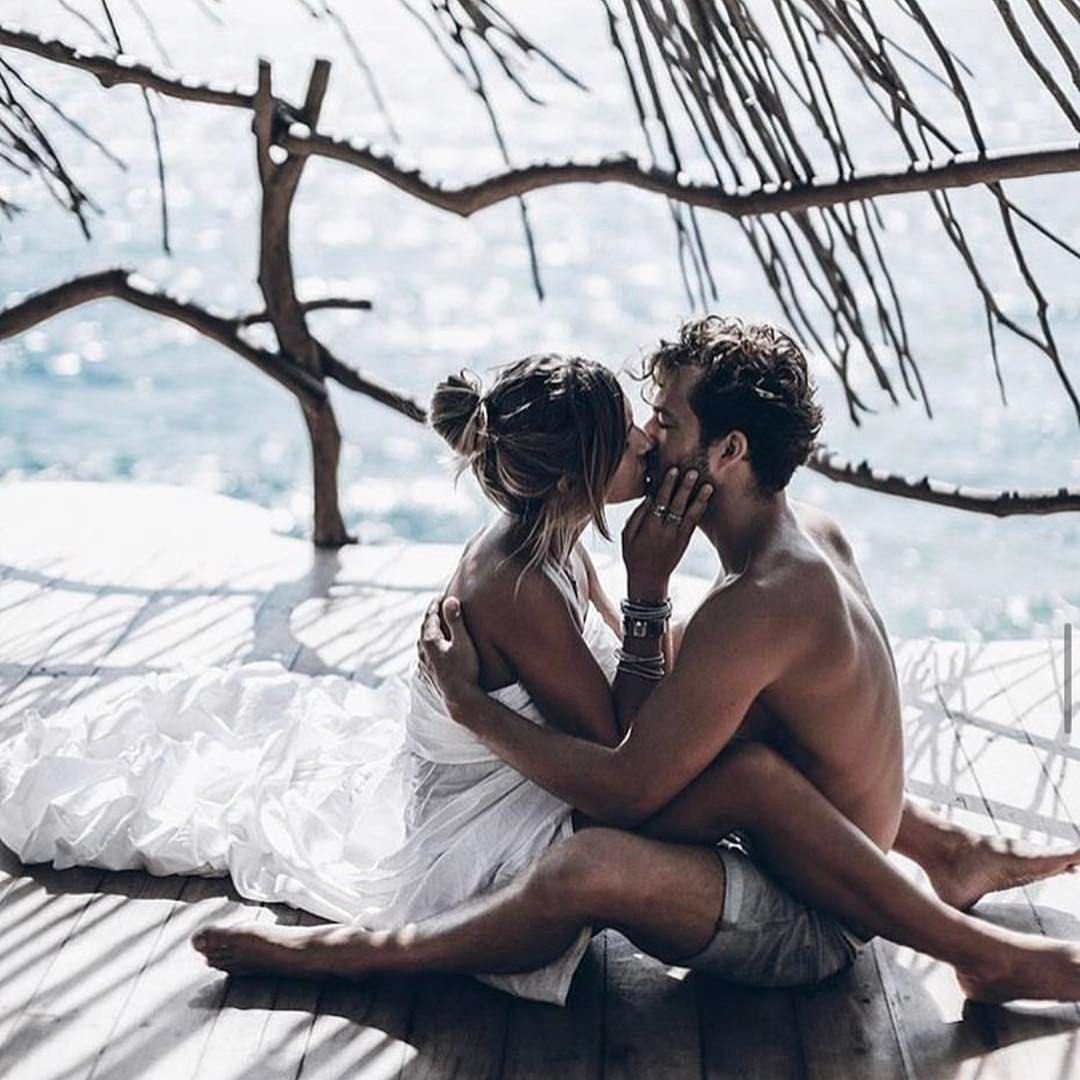 Парень с девушкой в палатке