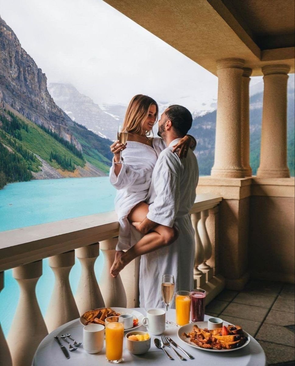 Парень и девушка обнимаются