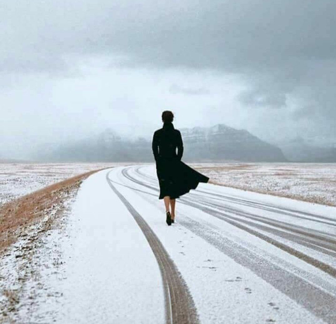 Уходящая вдаль женщина