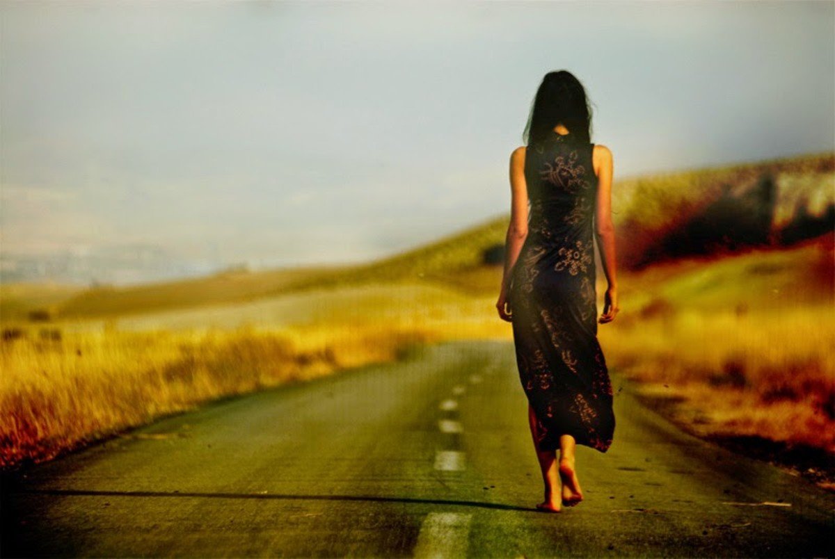 Женщина уходит