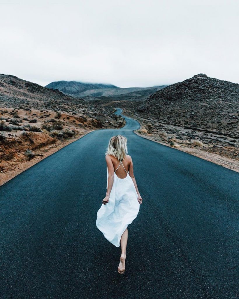 Уходящая женщина