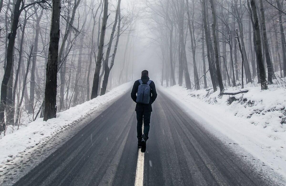 Одинокий человек на дороге