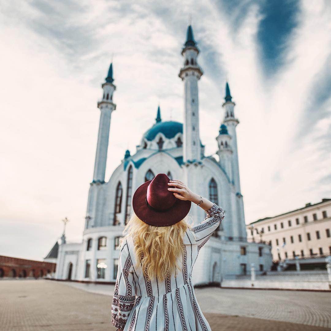 Девушка на фоне мечети кул Шариф