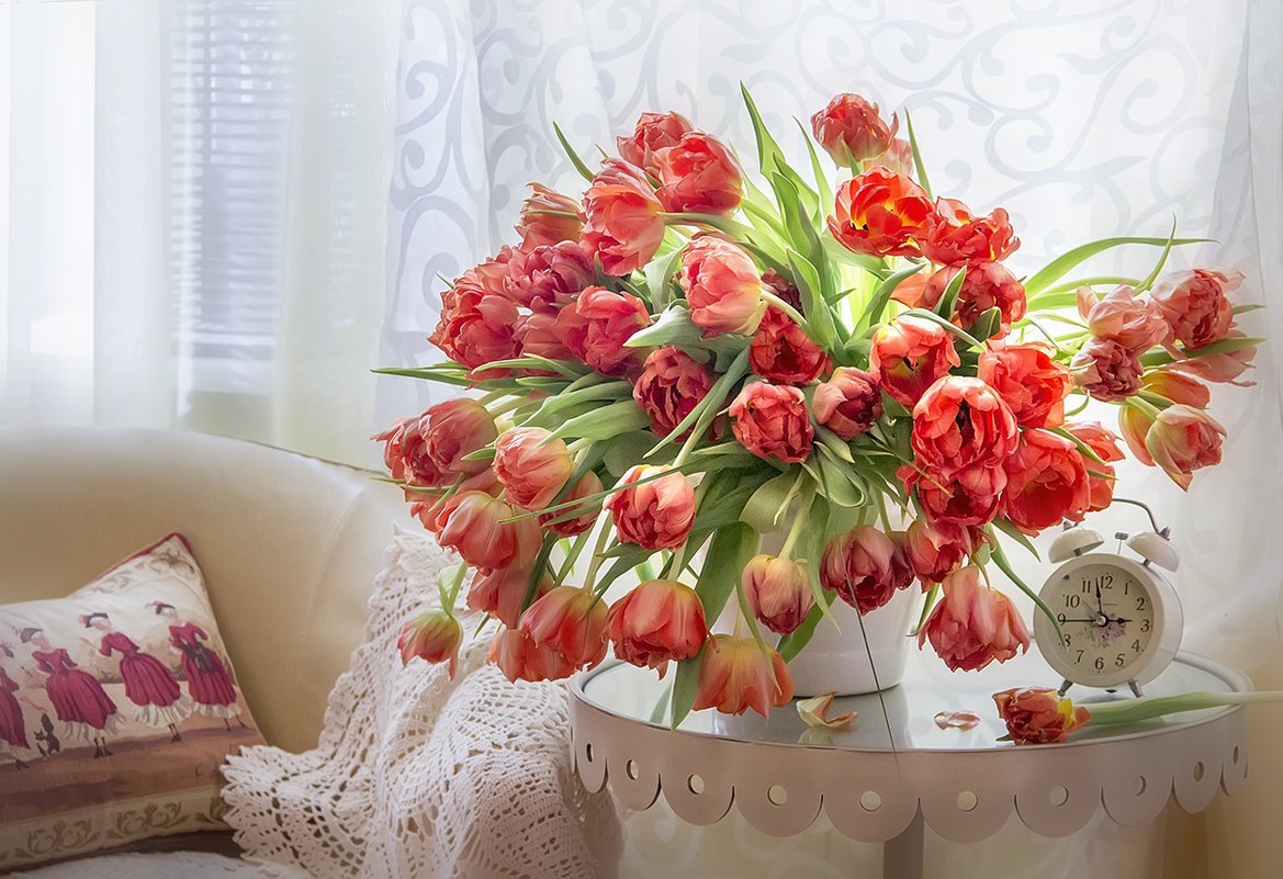 Нежные цветы на окне