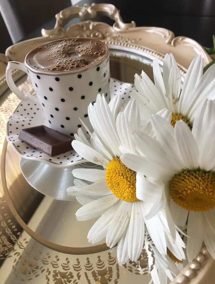 Букет ромашек и кофе