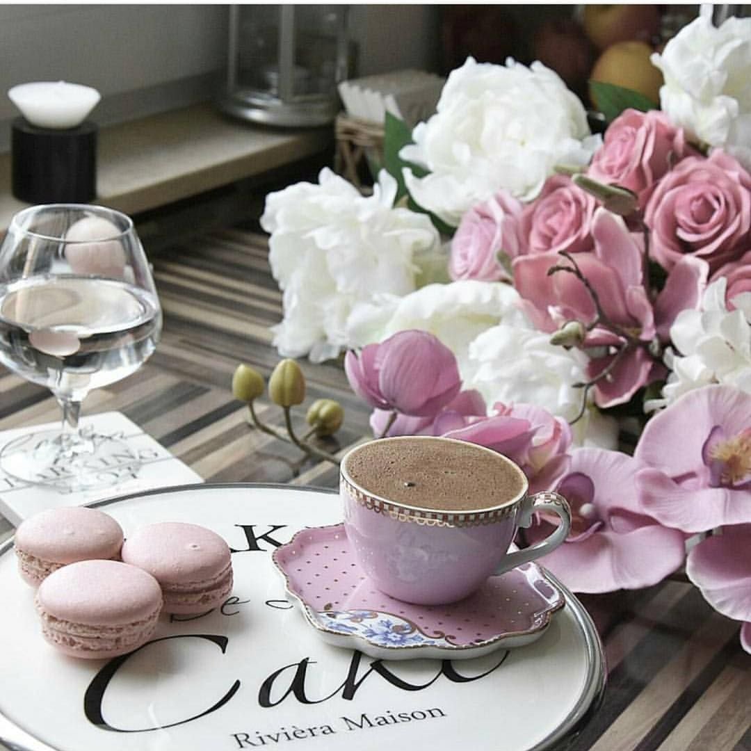 Нежные цветы и кофе