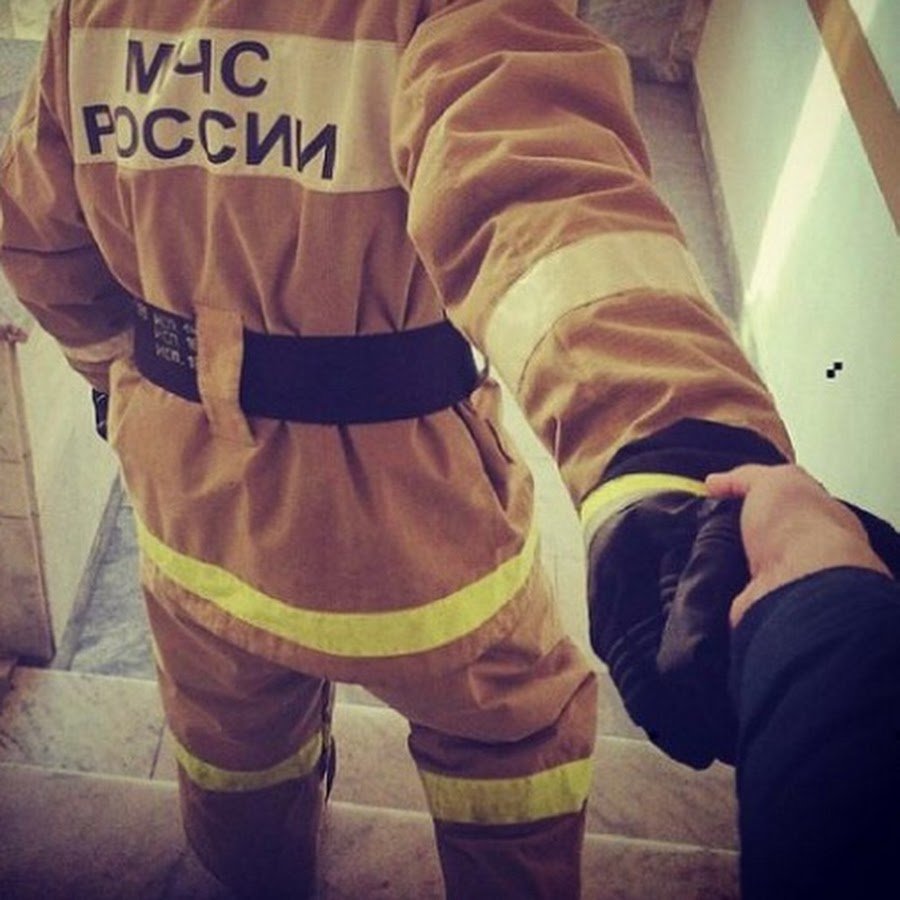 Парень в форме МЧС без лица