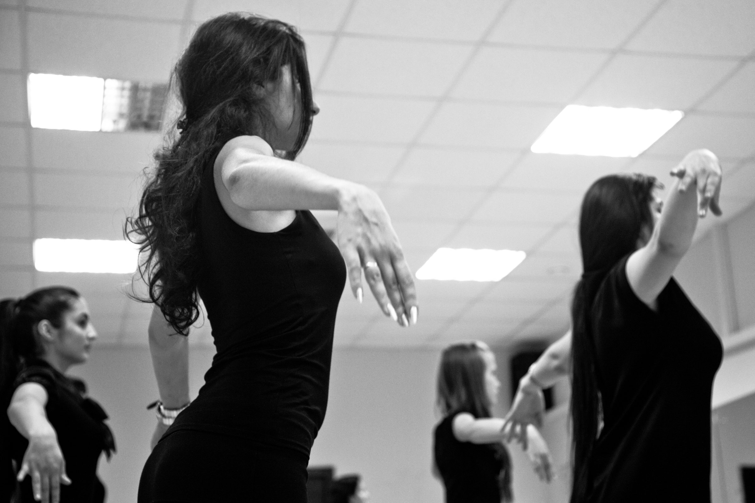 Девушки танцуют лезгинку видео. Кавказская девушка танцует. Лезгинки девушки. Красивая девушка танцует лезгинку. Кавказские девушки танцуют лезгинку.
