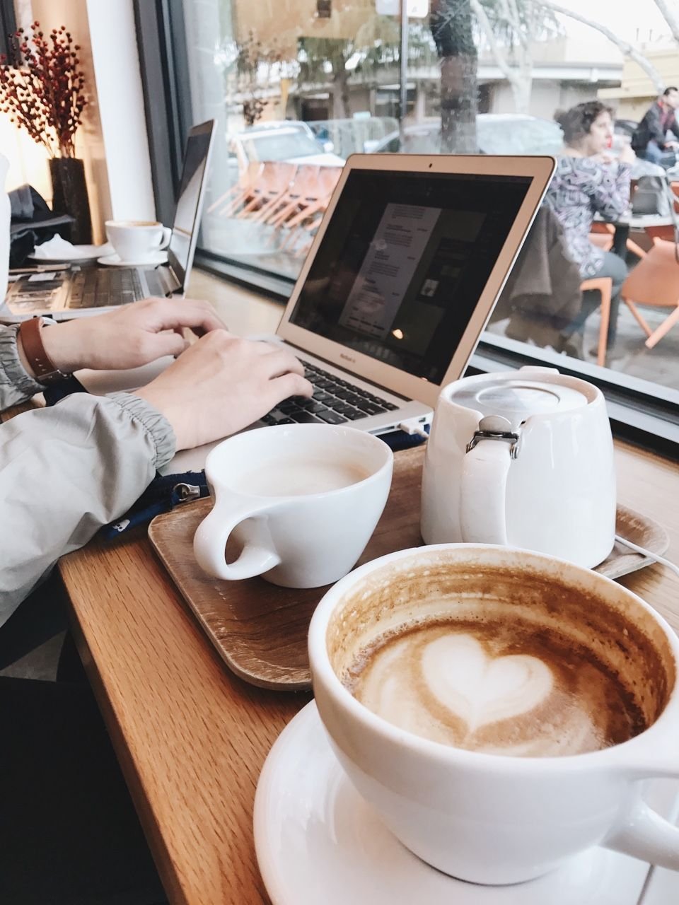 Кружка кофе в кафе