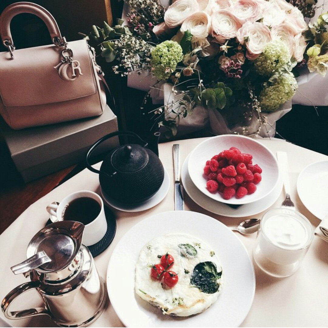 Завтрак с цветами стильно