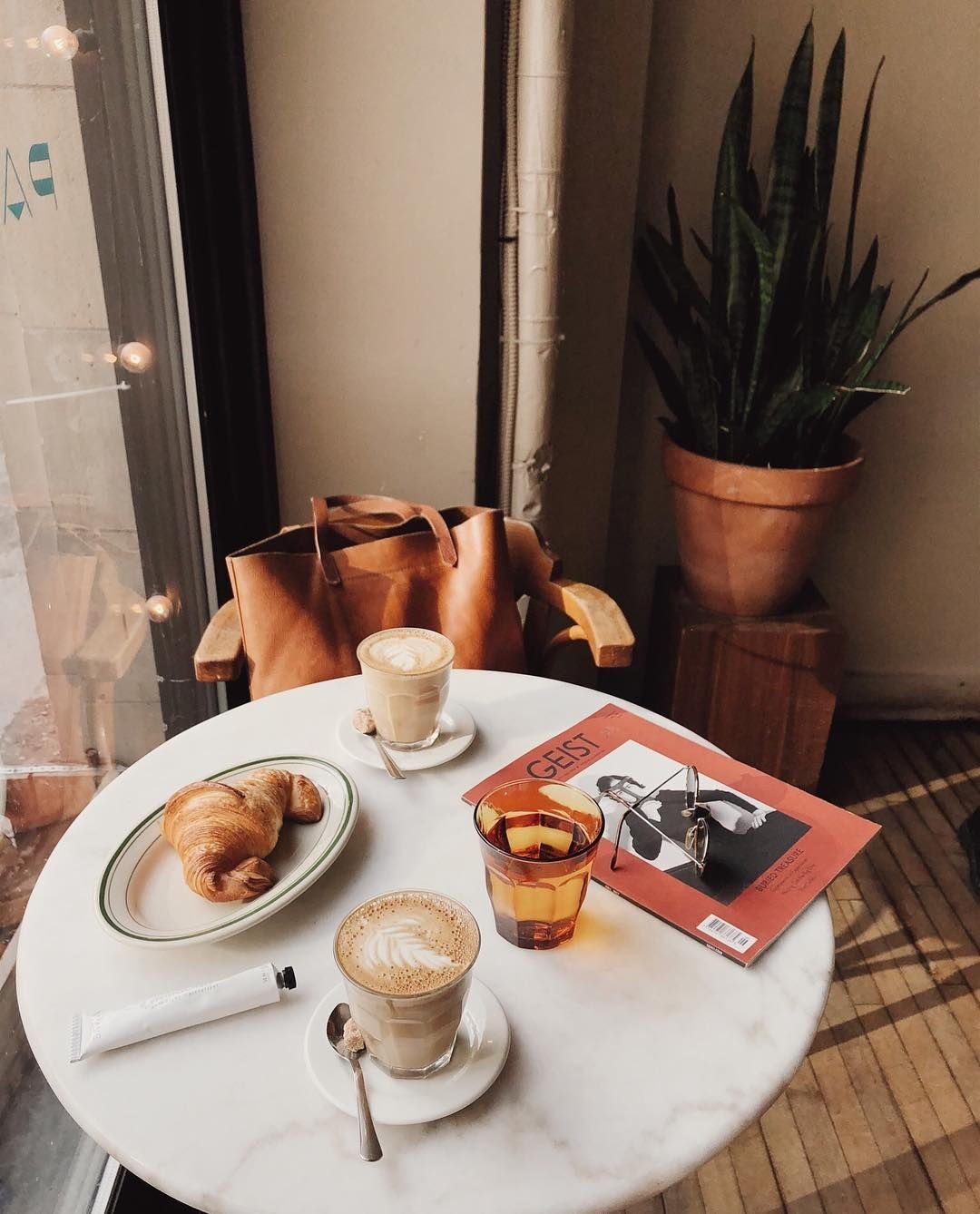 Уютные столики для кофейни