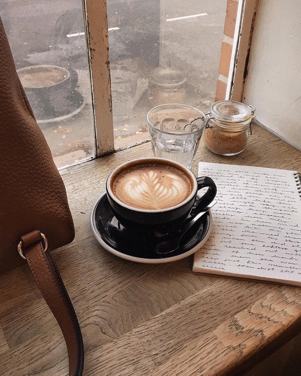 Чашка кофе на столе