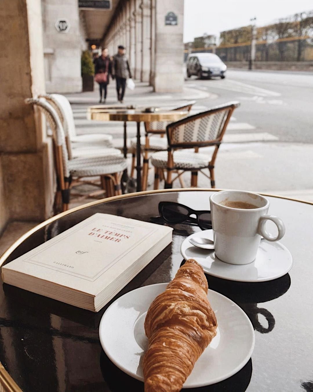 Французский завтрак в кафе