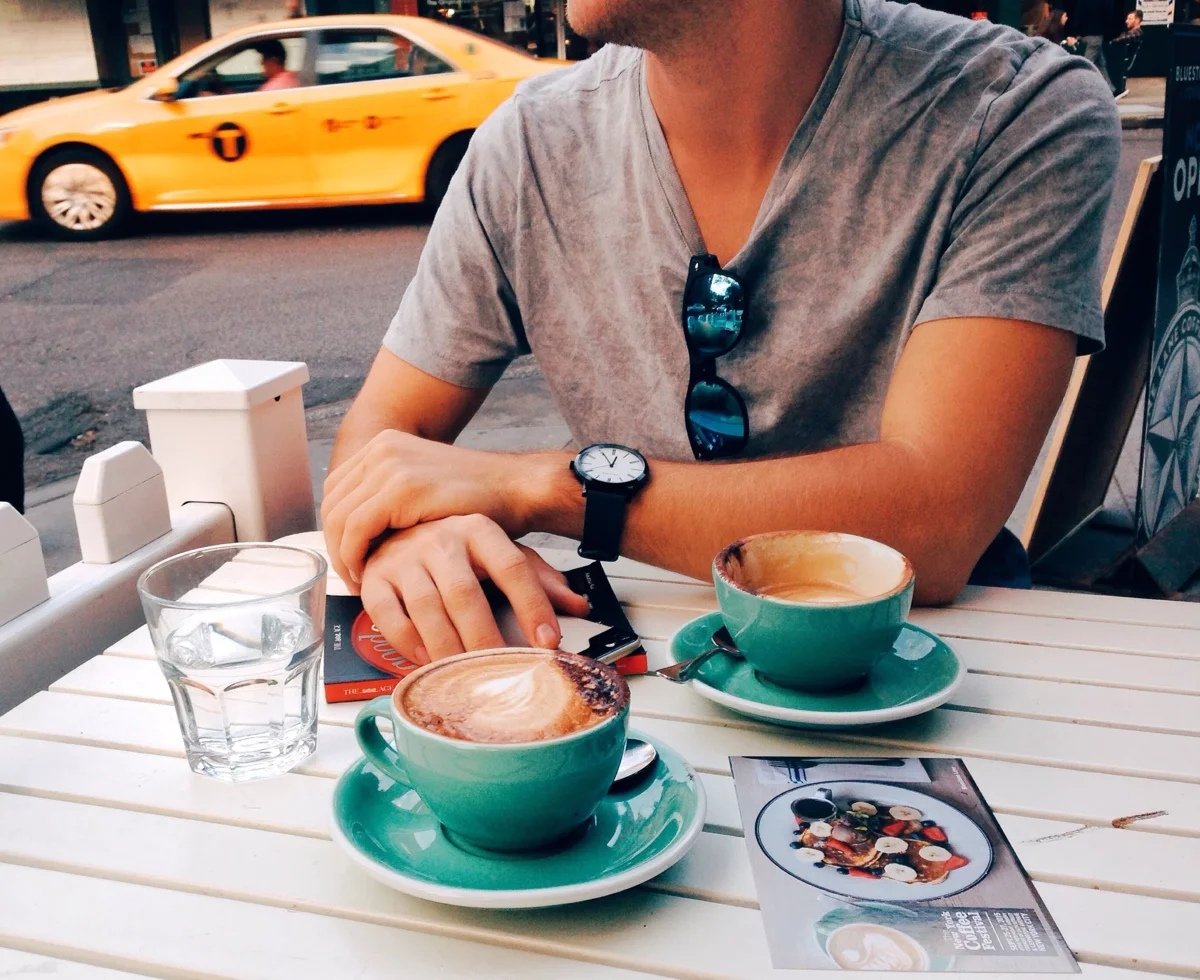 Парень с кофе