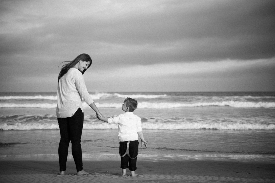 Мама обнимает малыша