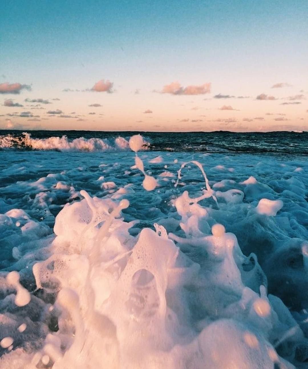 Розовый закат на море