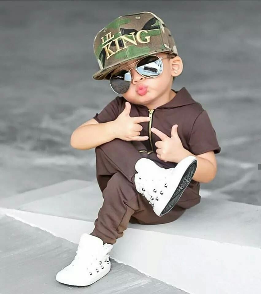 Шкодный малыш в кепке