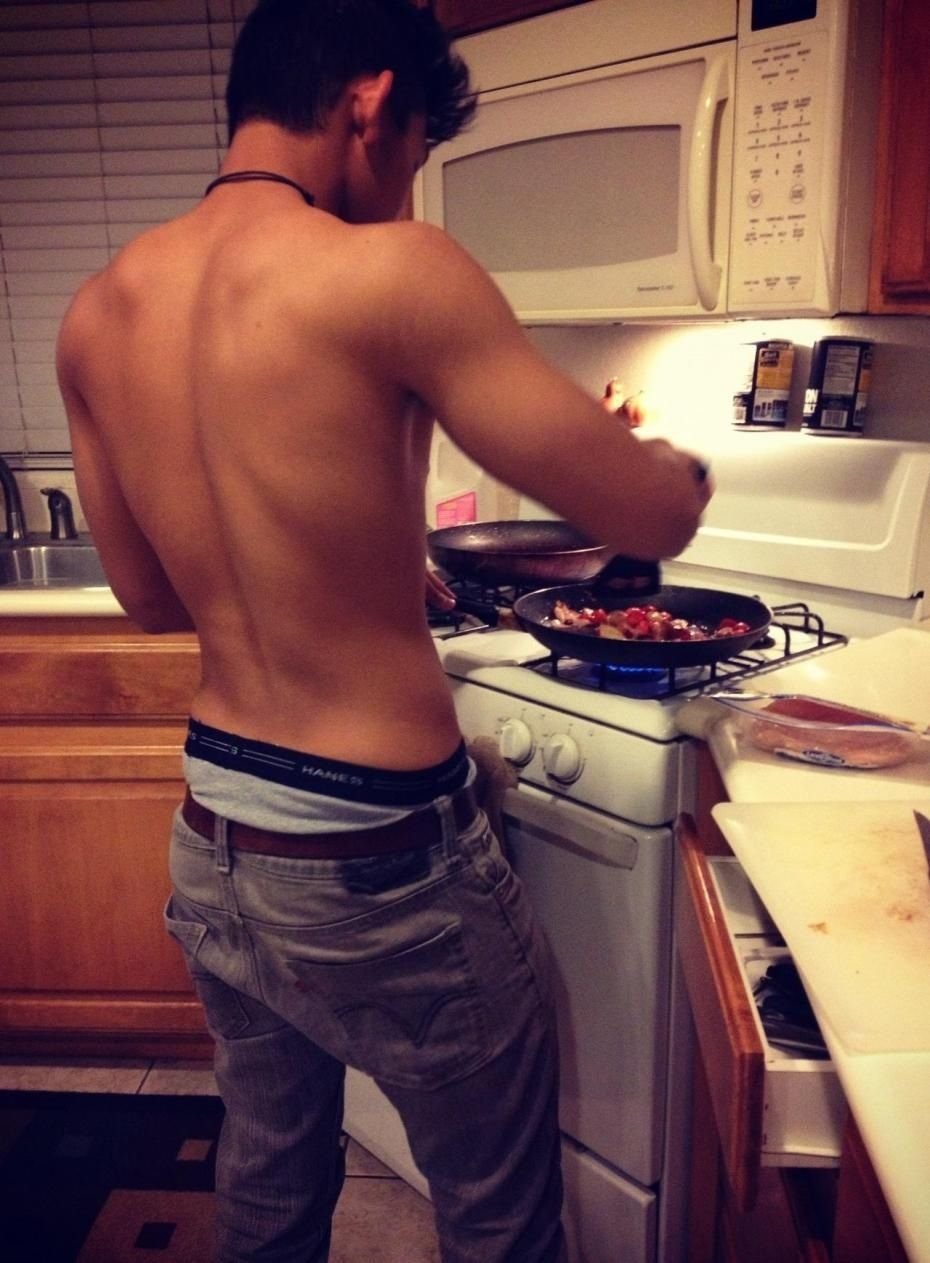 Парень на кухне со спины