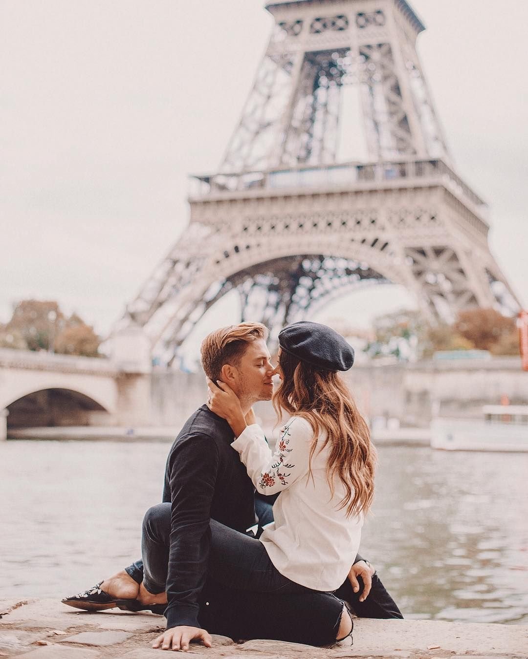 Влюбленная пара в Париже