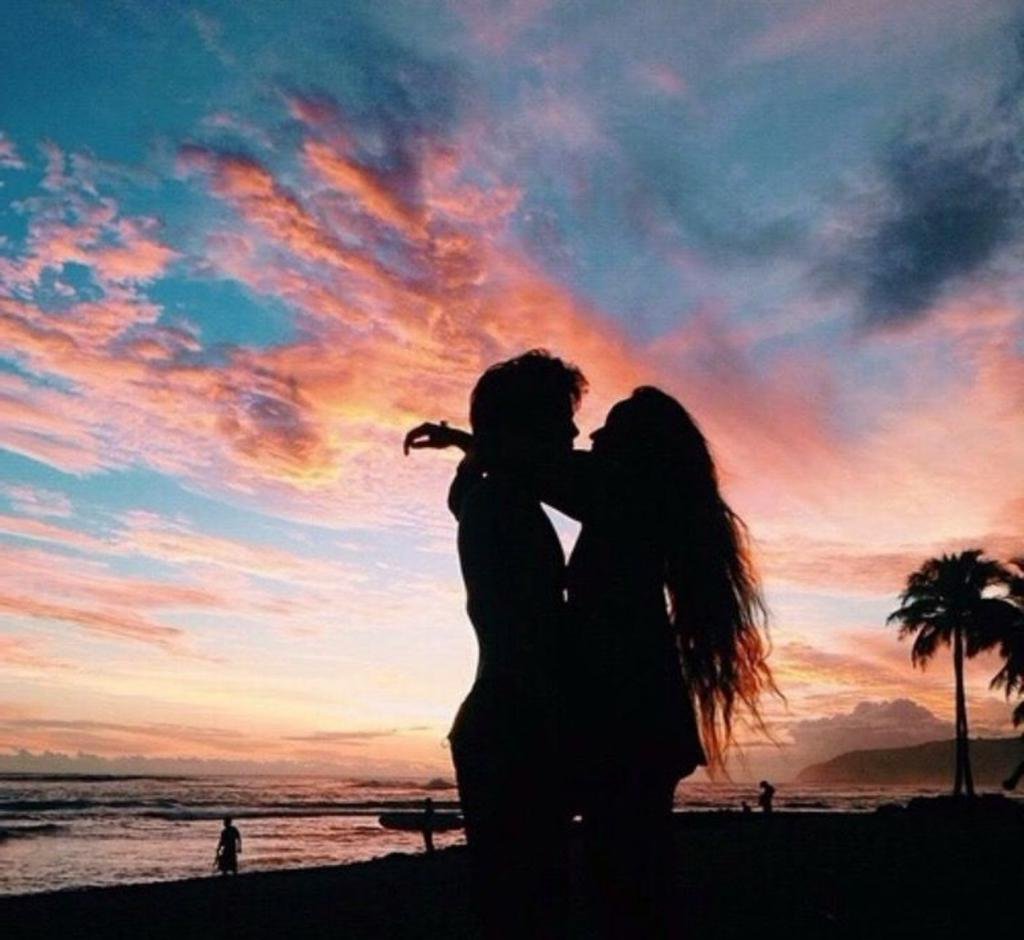 Парень и девушка на закате