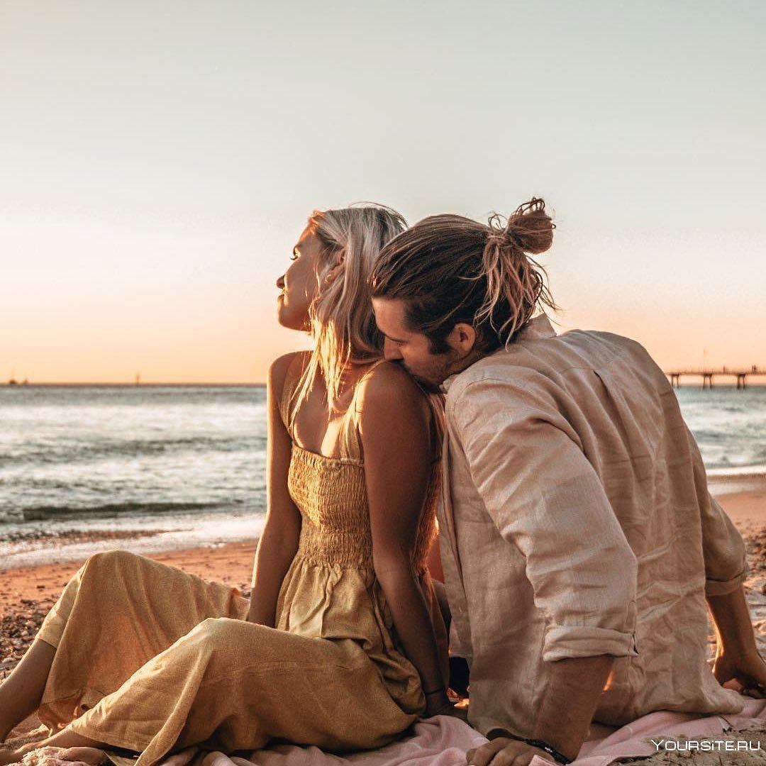 Влюбленные на берегу моря