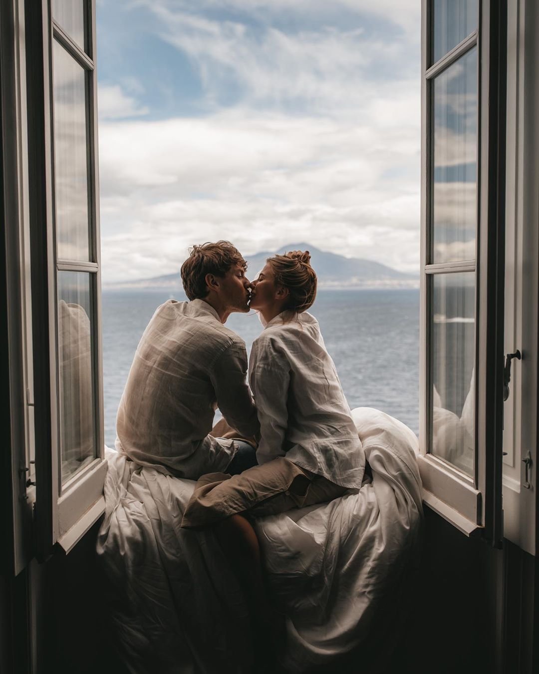 Влюбленные у окна