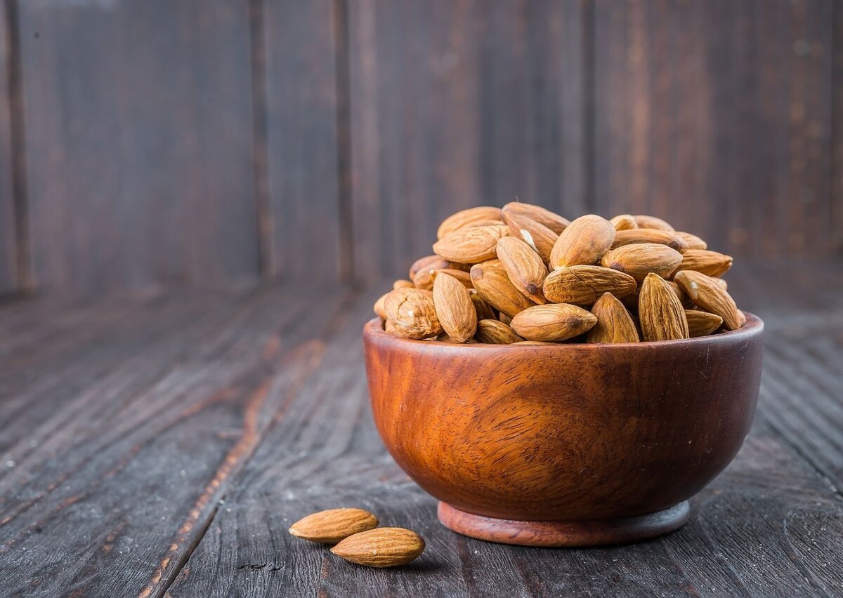 Миндаль ветка цветет