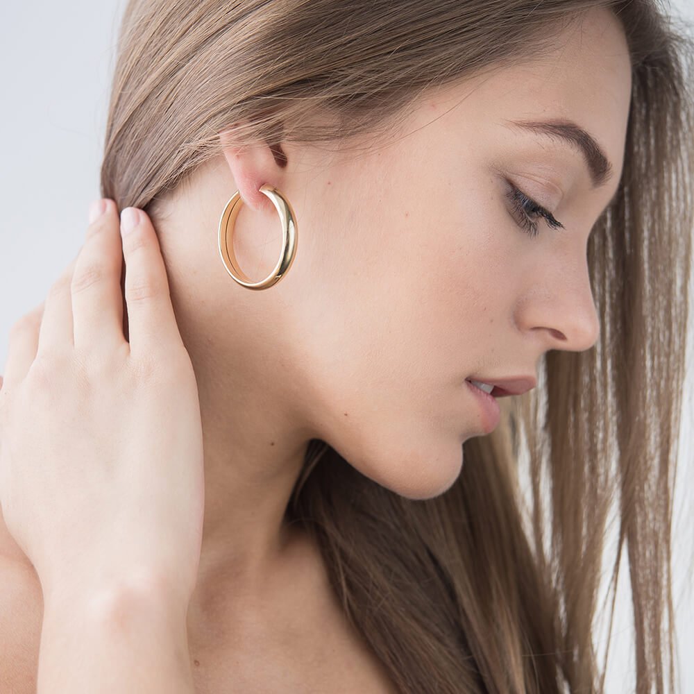 Девушка с большим ухом