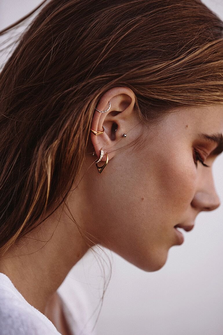 Серьги кольца на ухе