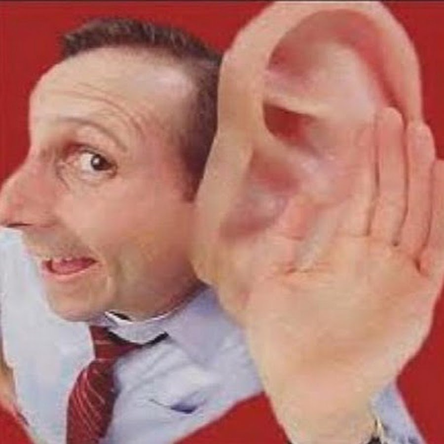 Девушка держит ухо