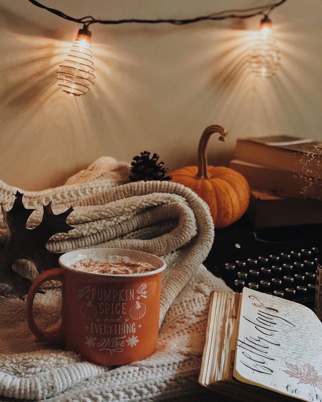 Уютная кровать с подушками