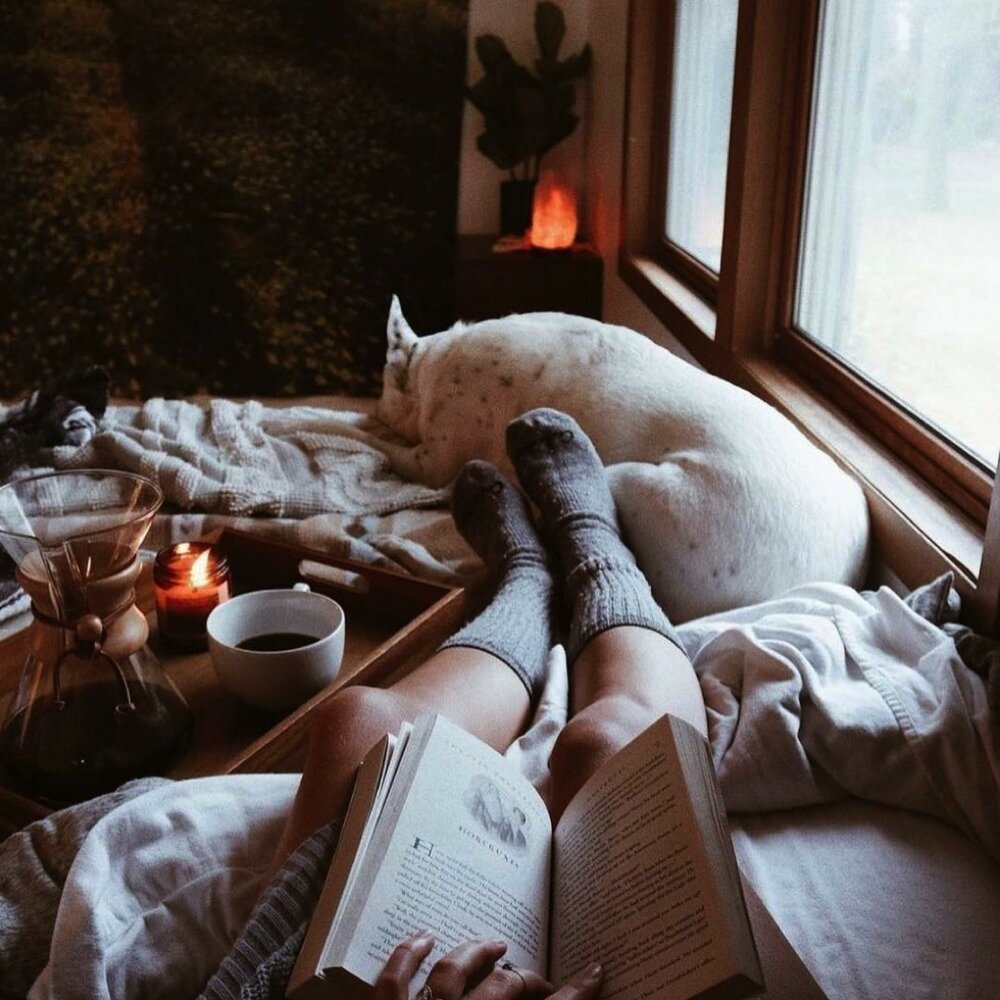 Девушка возле камина