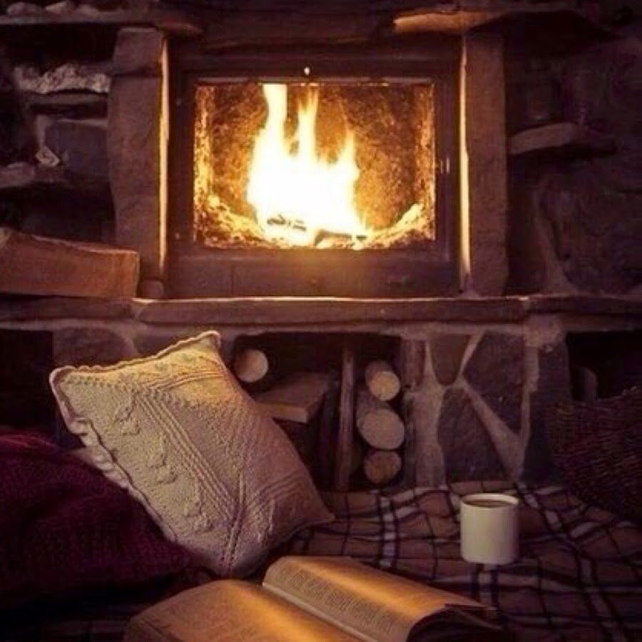 Домик с камином пледом