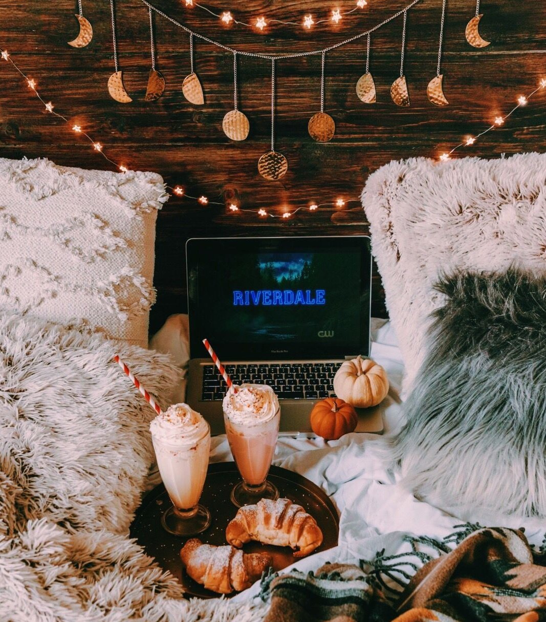 Уютная кровать с подушками