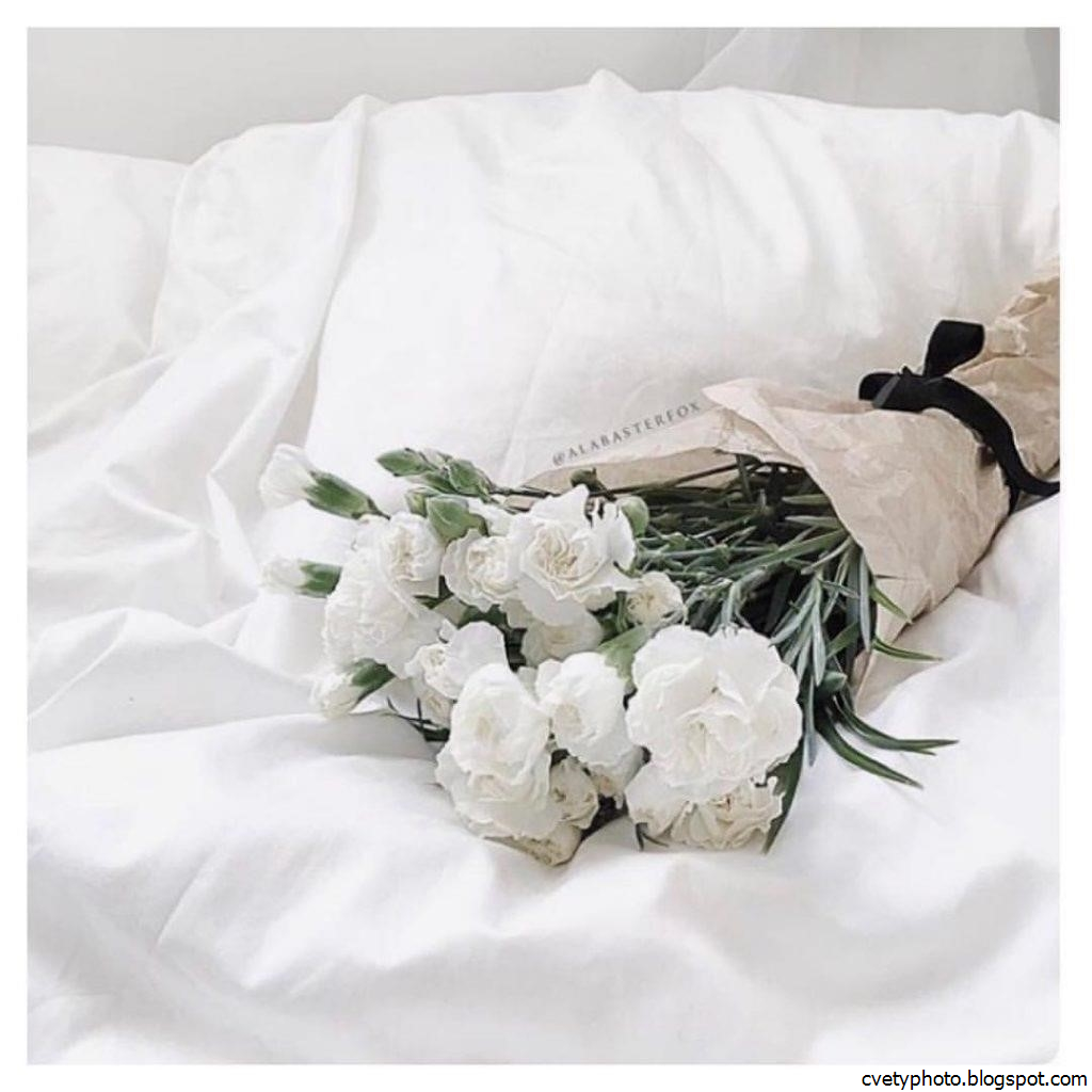 Цветы на белой постели