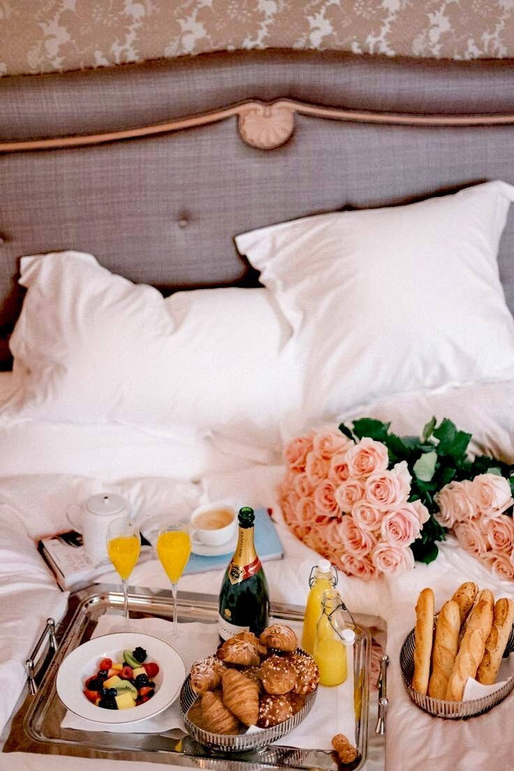 Красные розы на белой постели