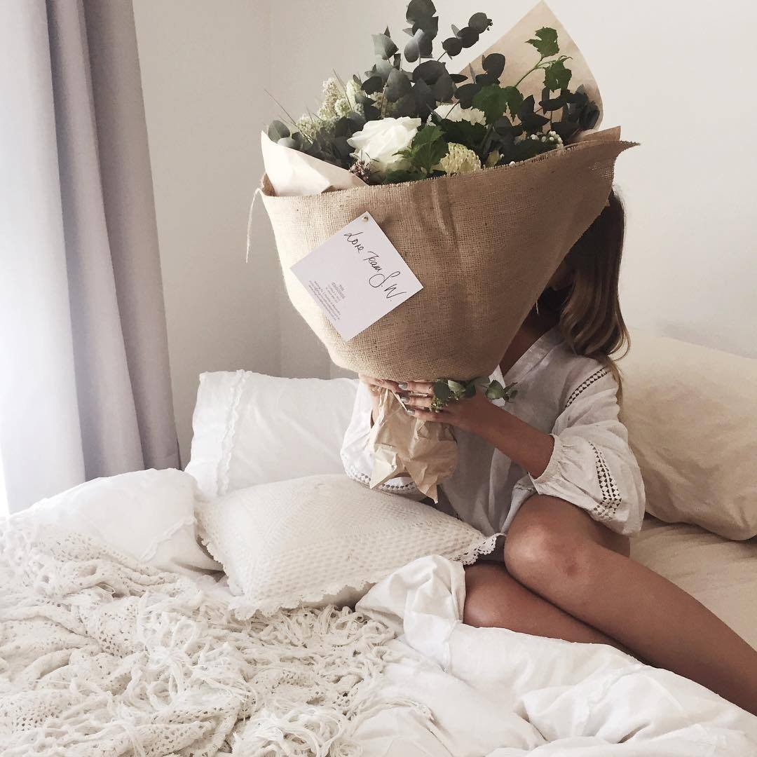 Цветы и кофе в постель